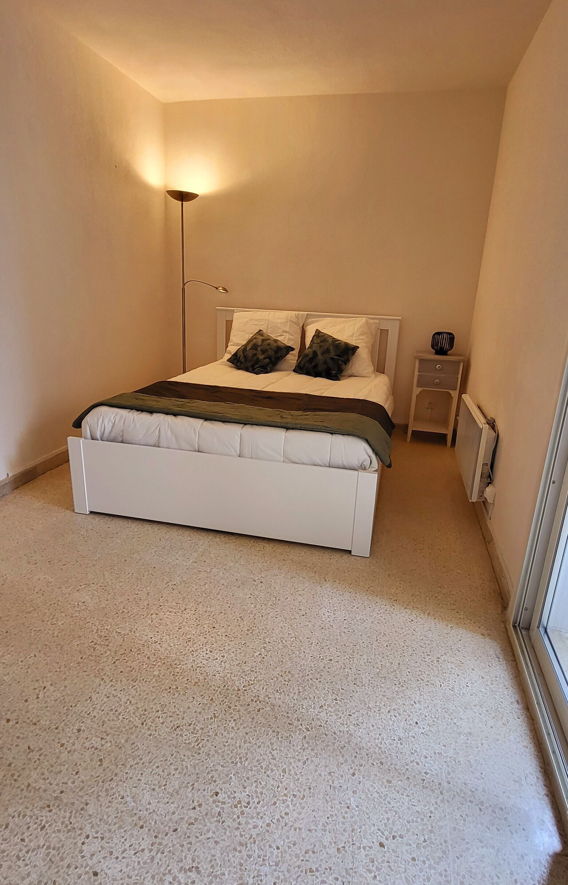 1 chambre, fer et planche à repasser, draps fournis