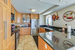 Kühlschrank, Mikrowelle, Herdplatte, Geschirrspüler