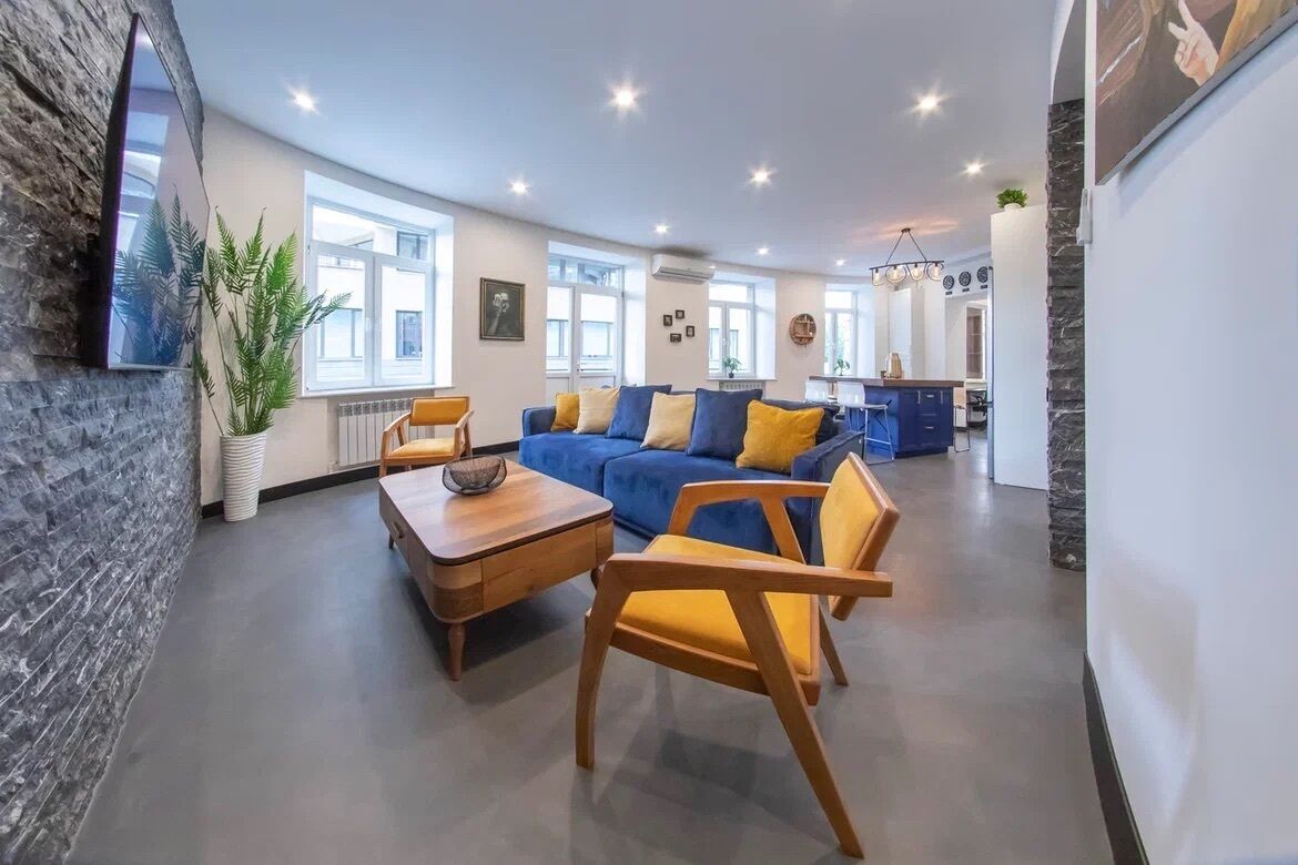 Smart TV, fireplace, Netflix, streaming services