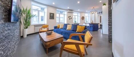 Smart TV, fireplace, Netflix, streaming services