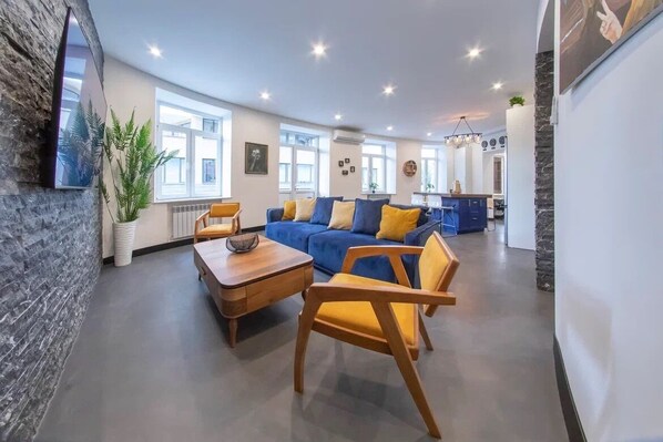 Smart TV, fireplace, Netflix, streaming services