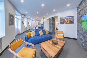 Smart TV, fireplace, Netflix, streaming services - Yerevan Center New York Style Loft (Yerevan)