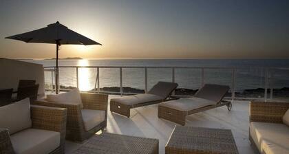 First-line sea view apartment with swimming pool.