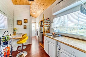 Jääkaappi, mikroaaltouuni, liesi, kahvin-/teenkeitin