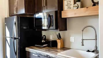 Réfrigérateur, micro-ondes, plaque de cuisson, cafetière/bouilloire