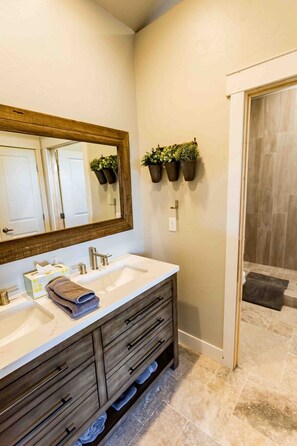 Hair dryer, towels - Daybreak Mountain Home Studio @ East Zion (Orderville)