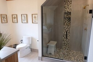 Secadora de cabello, toallas, papel de baño 