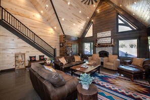 Smart TV, chimenea, futbolito y oficina 