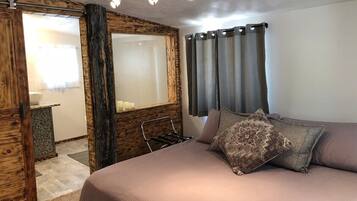 2 makuuhuonetta, silitysrauta/-lauta, ilmainen Wi-Fi, vuodevaatteet