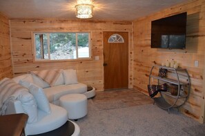 Smart TV, fireplace - Our Little Patch of Heaven Cottage @ East Zion (Glendale)