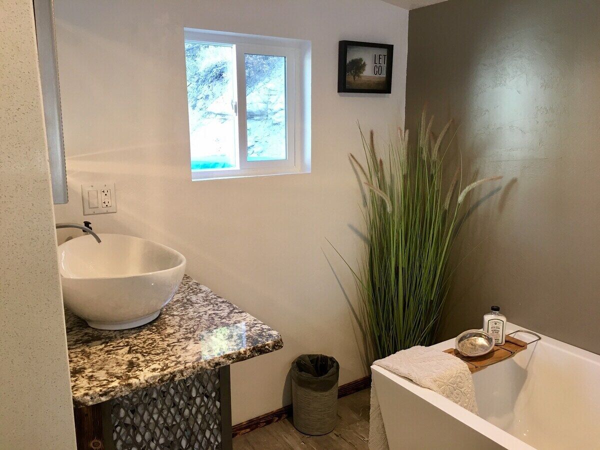 Een haardroger, handdoeken