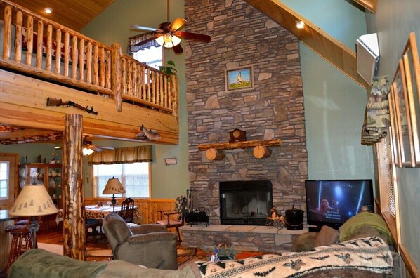 Televisio, takka, videopelejä, työhuone