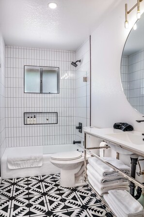 Dusche, Haartrockner, Handtücher, Seife