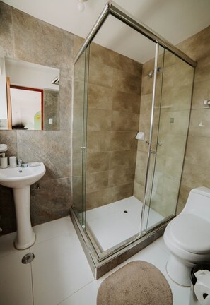 Shower, hair dryer, towels, soap - Modern 2 bedroom apartment near the historical center of Cusco. (Cusco)