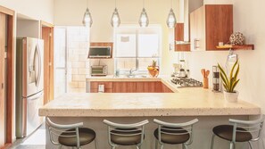 Refrigerador, microondas, horno y cafetera y tetera 