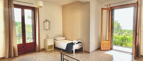 3 bedrooms, iron/ironing board, WiFi, bed sheets