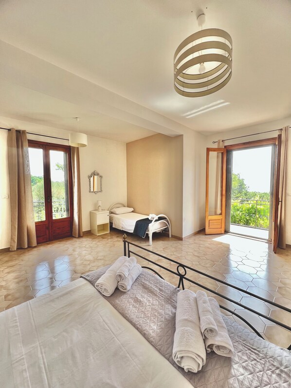 3 bedrooms, iron/ironing board, WiFi, bed sheets - VACATION HOME SAUTUFAO (Santa Venerina)