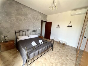 3 slaapkamers, een strijkplank/strijkijzer, wifi, beddengoed