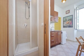 Shower, hair dryer, bidet, towels - Liberty Square Vicenza Loft in the heart of the historical center of old Rome. (Roma)