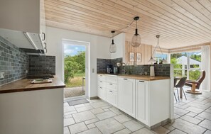 Geladeira, micro-ondas, cooktop, lava-louças