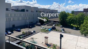 A view of a parking area with multiple cars and a building in the background. - Seerhein apartment (Konstanz)