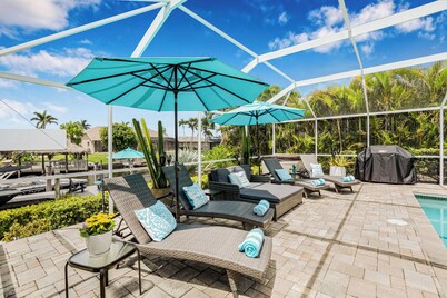 VRCC Villa Ocean Oasis: Sunlit Waterfront Retreat