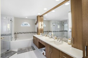 Badewanne, Haartrockner, Handtücher