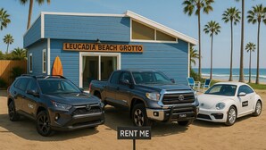 Ein Gebäude am Strand namens "Leucadia Beach Grotto" mit drei geparkten Fahrzeugen davor.