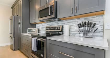 Beach & Wine Retreat: Close to Lake Michigan Dunes