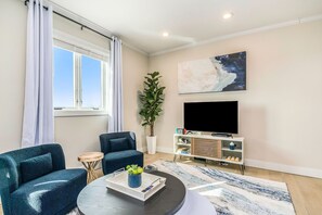 TV - Beach & Wine Retreat: Close to Lake Michigan Dunes (Stevensville)