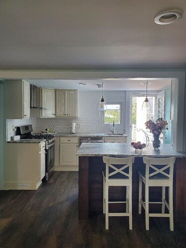 Pet friendly minutes to beach!