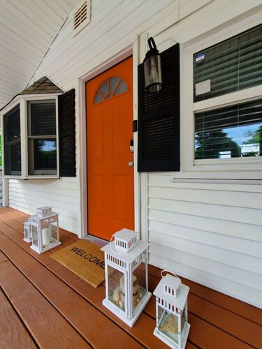 Pet friendly minutes to beach!
