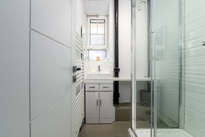 Een douche, een haardroger, handdoeken