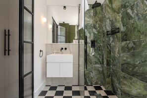 Ducha, secador de pelo y toallas