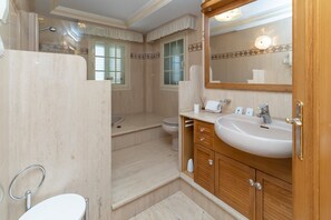 浴缸、吹风机、毛巾、肥皂