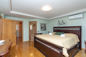 6 bedrooms, iron/ironing board, internet, bed sheets - GuestReady - Steps to the Mediterranean Sea (Puig)