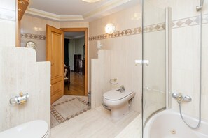 Bathtub, hair dryer, towels, soap - GuestReady - Steps to the Mediterranean Sea (Puig)