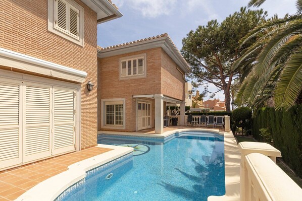 Pool - GuestReady - Steps to the Mediterranean Sea (Puig)