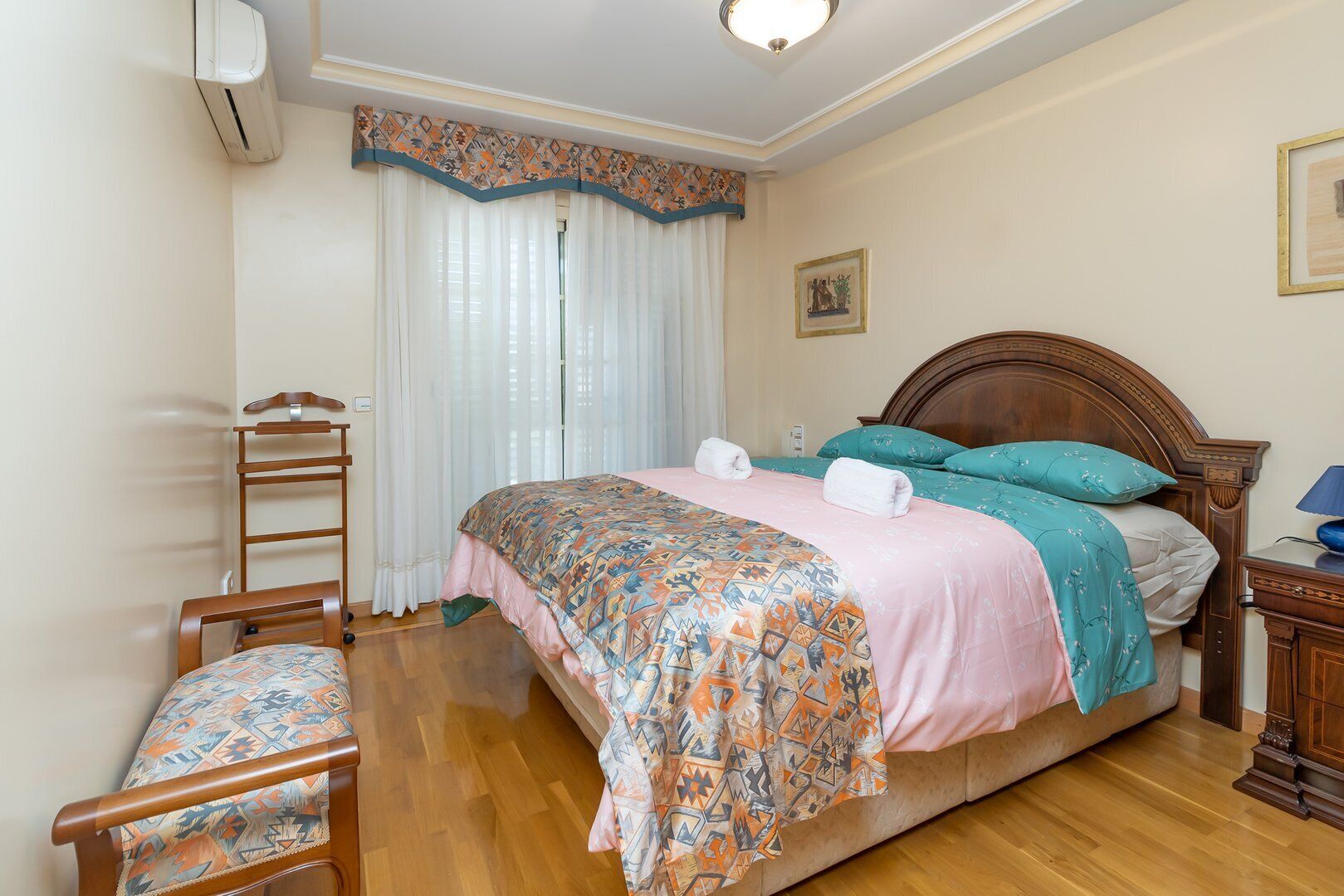 6 slaapkamers, een strijkplank/strijkijzer, internet, beddengoed