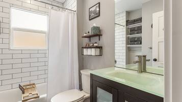 Haartrockner, HandtĂŒcher, Seife, Shampoo