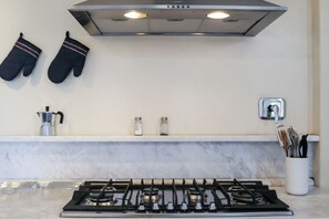 Fridge, microwave, oven, stovetop - Apartments Florence - Alfieri Prestige with terrace (Firenze)