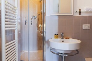 Badewanne, Haartrockner, Bidet, Handtücher
