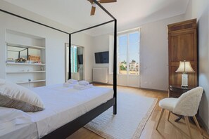 4 bedrooms, iron/ironing board, WiFi, bed sheets