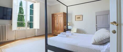 4 bedrooms, iron/ironing board, WiFi, bed sheets