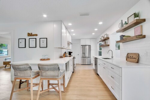 Private Pool + Bar: Palm Beach Gardens Getaway