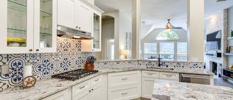 冷蔵庫、電子レンジ、コンロ、食器洗い機