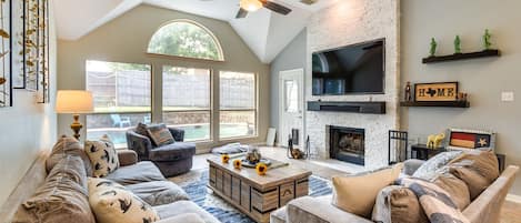 Televisión, chimenea y videojuegos