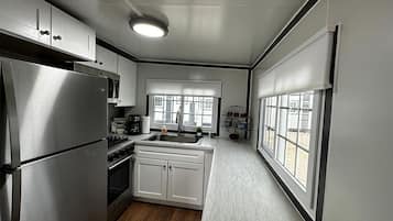 Kühlschrank, Mikrowelle, Ofen, Wasserkocher mit Kaffee-/Teezubehör