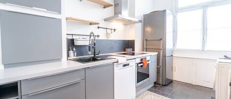 Réfrigérateur, micro-ondes, four, lave-vaisselle