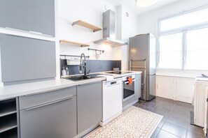 Een koelkast, een microgolfoven, een oven, een vaatwasser